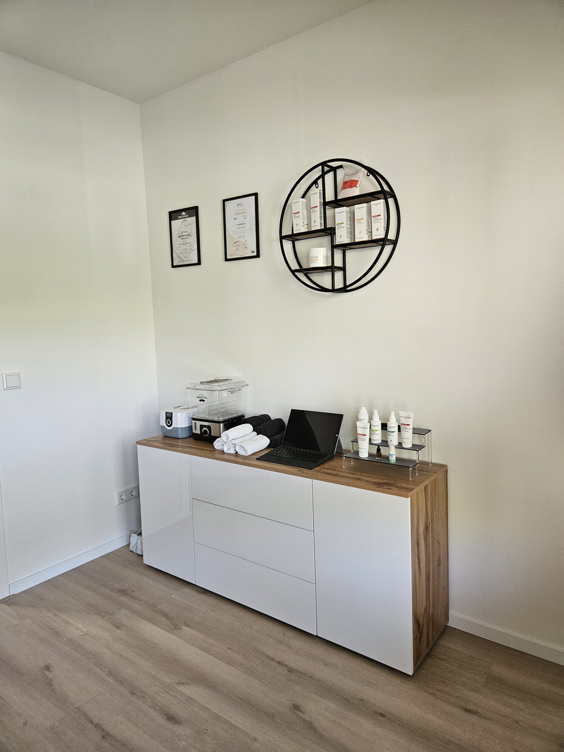 Het dressoir in de pedicuresalon