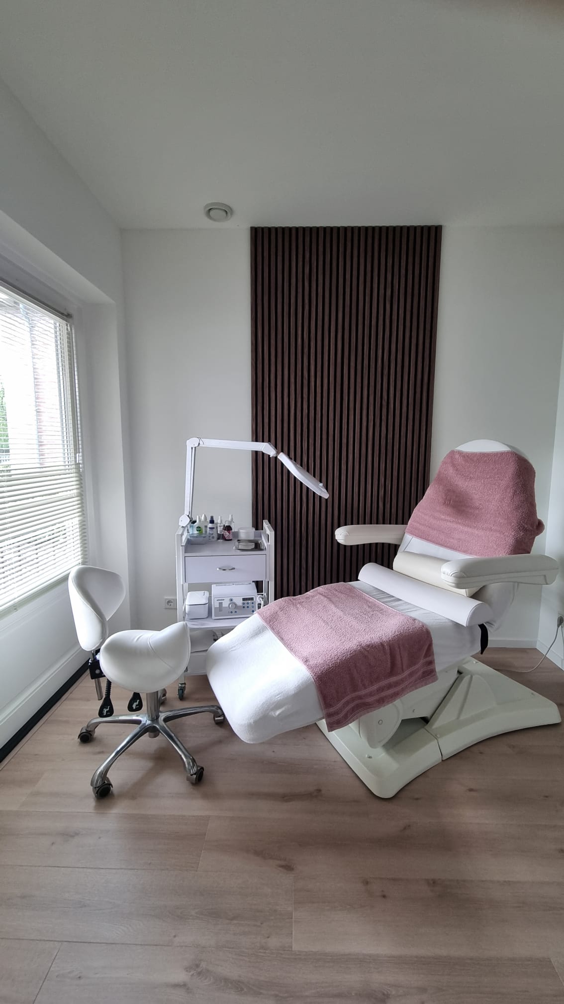 De elektrische behandelstoel in de pedicuresalon